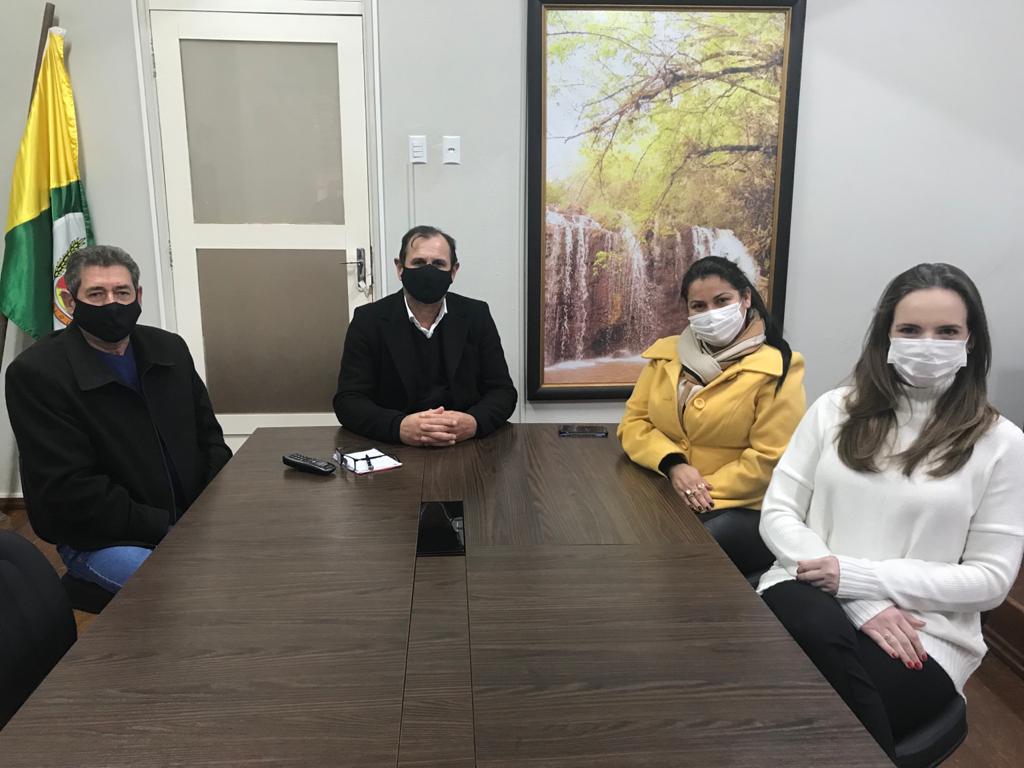 Prefeito dá boas vindas para novas médicas do município